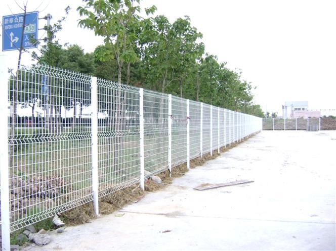 供应小区隔离围栏用桃型柱浸塑三角折弯护栏网