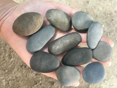 2-4cm黑色天然扁平鹅卵石