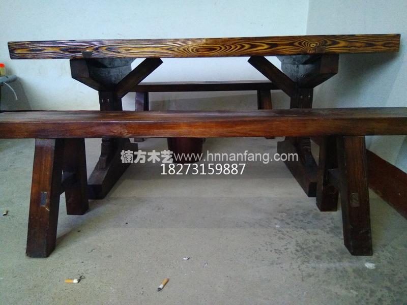 炭化木桌椅