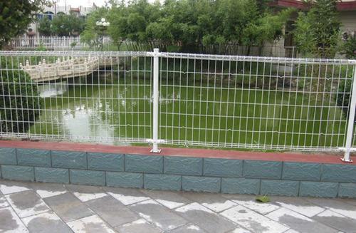 池塘铁丝网 水库隔离网  水渠围栏网 水源地隔离围网