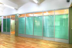 大型办公区域固定玻璃隔断墙体