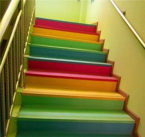 彩色楼梯踏步，幼儿园安装什么样的楼梯好？