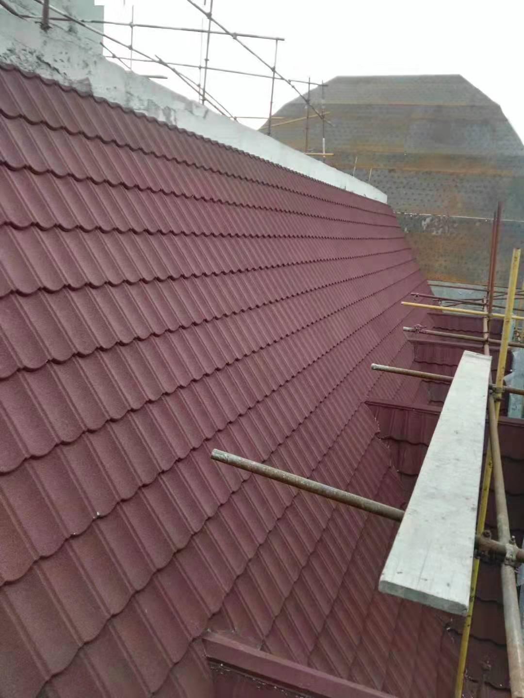 天津彩石金属瓦 新型屋面金属瓦 圆弧形红色镀铝锌彩石瓦工程项目