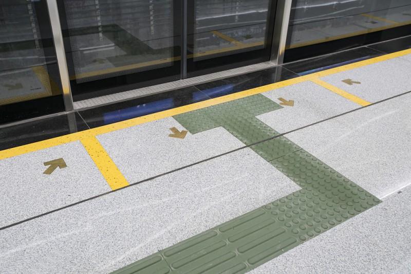 高铁站用水泥盲道砖和全瓷盲道砖哪个好1