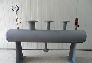 分汽缸 炉的主要配套设备，用于把锅炉运行时所产生的蒸汽分配到各路管道中去
