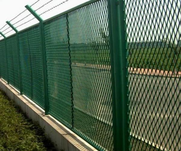 钢板网状护栏,菱形网状护栏,网状围墙,钢板网状护栏