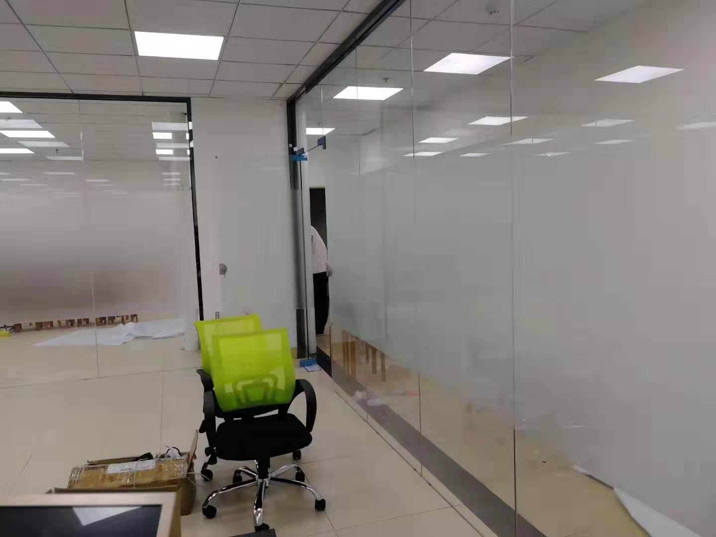 写字楼办公室玻璃贴膜磨砂膜LOGO条施工服务全上海