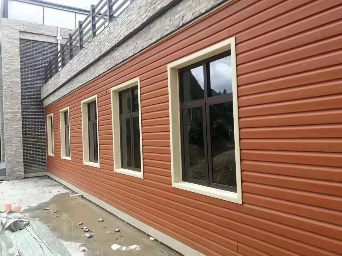 PVC外墙挂板厂家外墙改造快装板仿木纹长条扣板轻钢房屋防水墙板 