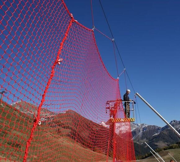 滑雪场C型防护网杆金属防护杆