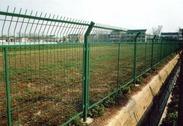 长沙高速公路护栏网 工厂防护栏 车间隔离栅 围墙网 小区围网 球场围栏