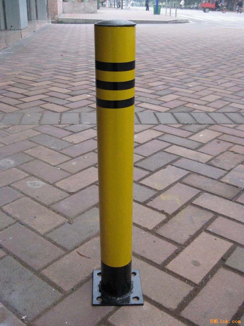 蛇口防护桩用在十字路口红路灯处