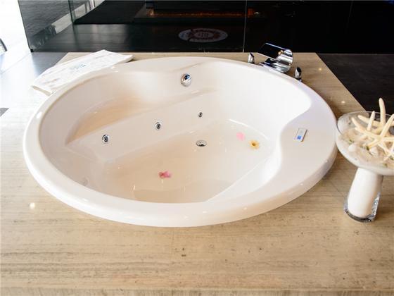 威凯圆型水力按摩浴缸带浴缸去水和地脚支架
