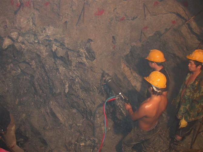 锰矿洞采高效安全施工机械