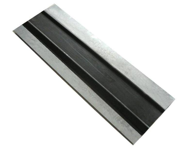 钢边橡胶止水带又称中埋式钢边橡胶止水带，是以可伸缩的橡胶和镀锌钢带所组成的复合件