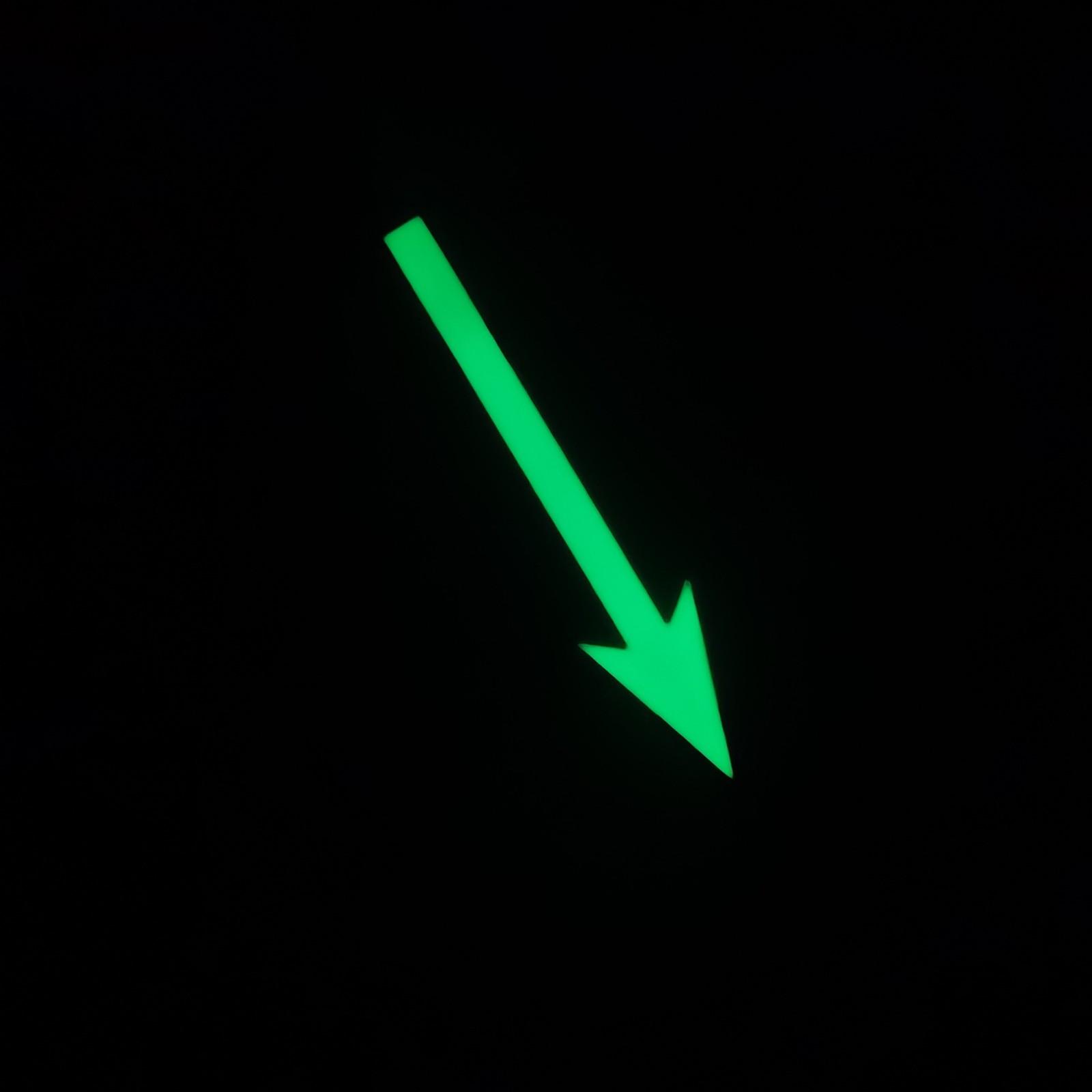 夜光铝片小箭头 蓄光自发光箭头导向标识 铝板发光不用电箭头