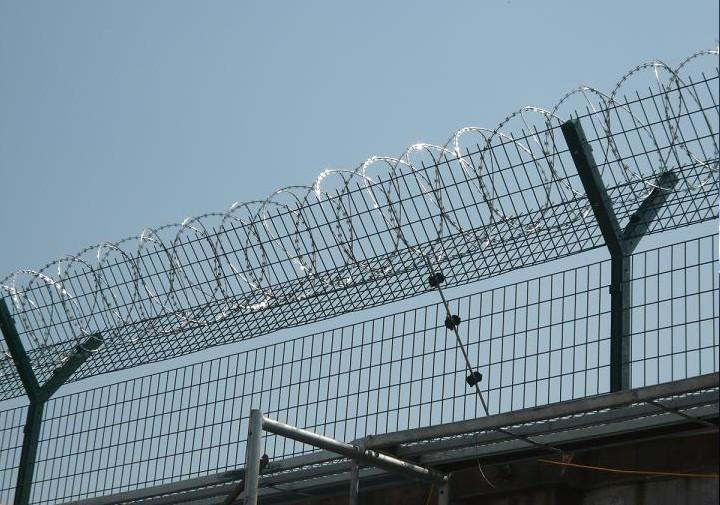蛇腹型刀刺网,监狱隔离网,金属防攀爬网