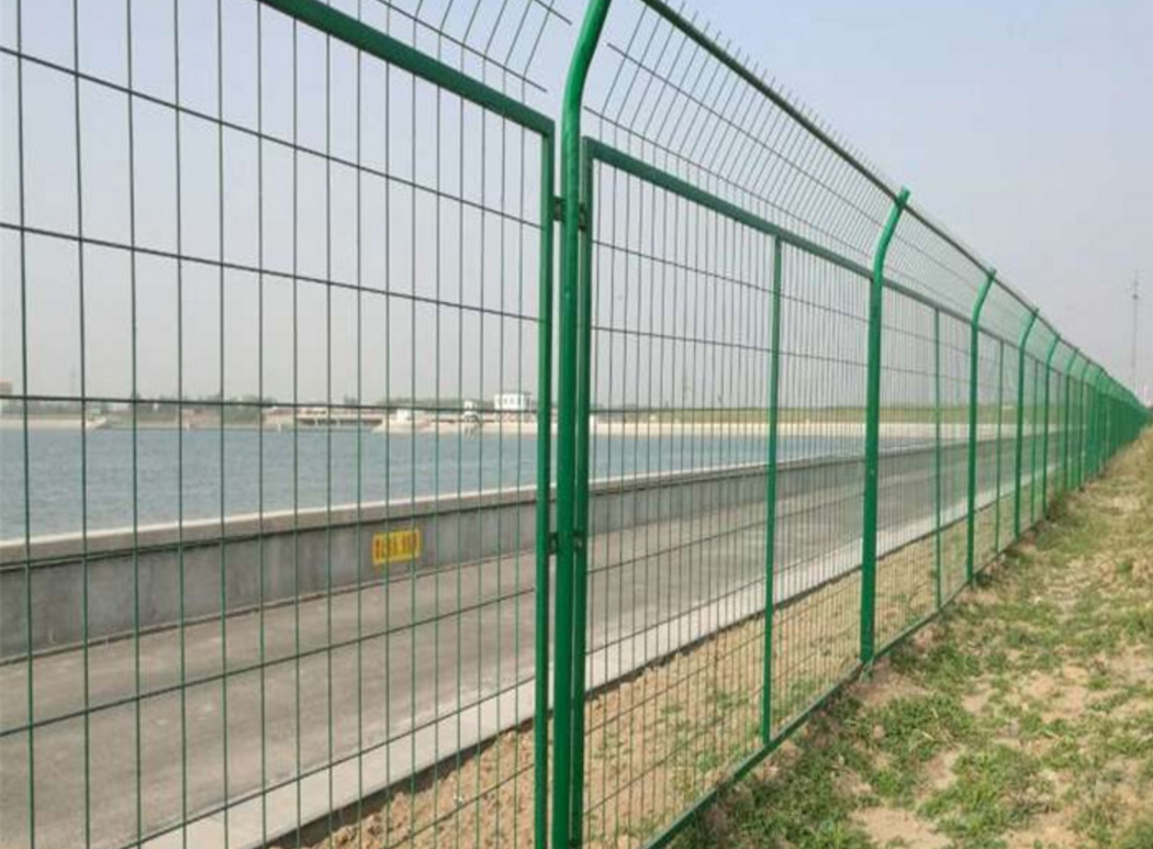 简易铁丝网围栏规格及安装注意事项