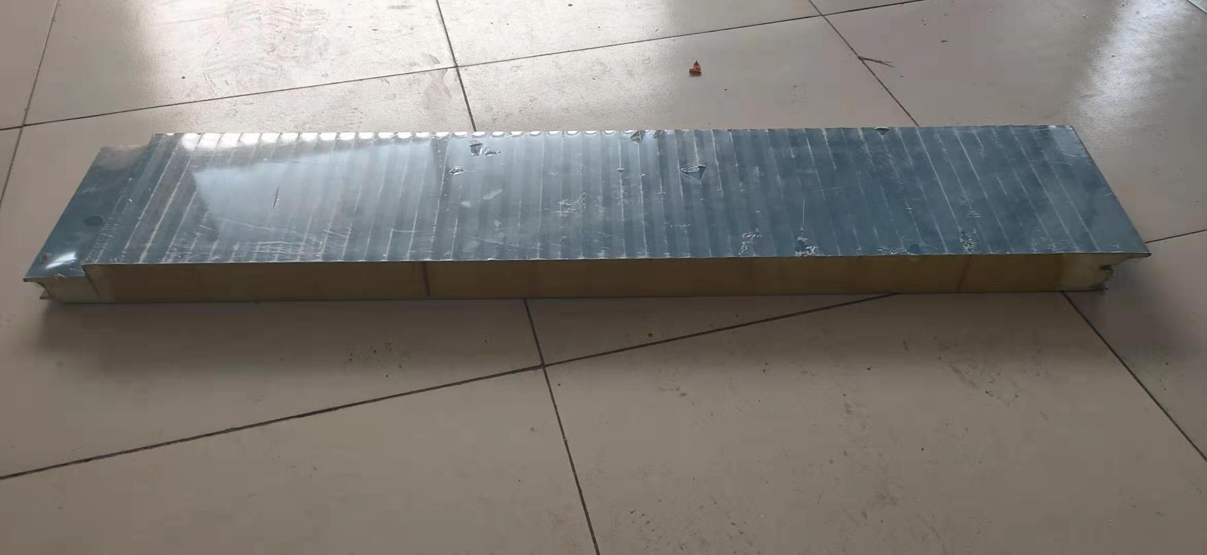 950型聚氨酯夹芯屋面复合板