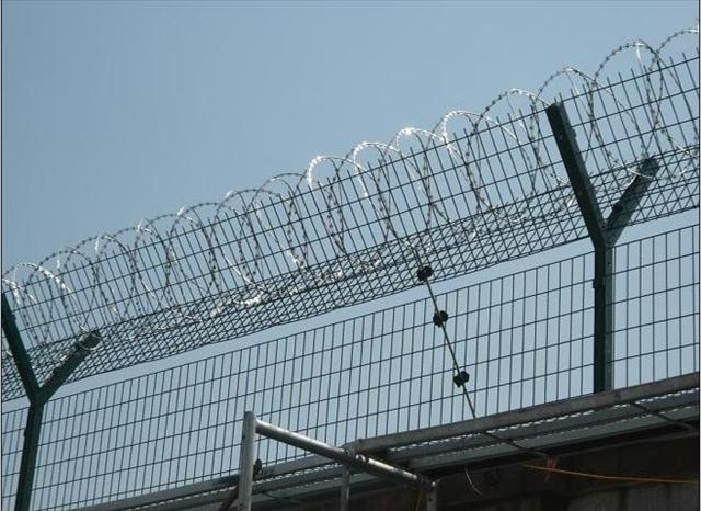 监狱隔离栅，监狱隔离网，滚网钢网墙