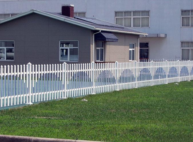厂家促销PVC护栏，草坪护栏塑钢护栏围墙护栏