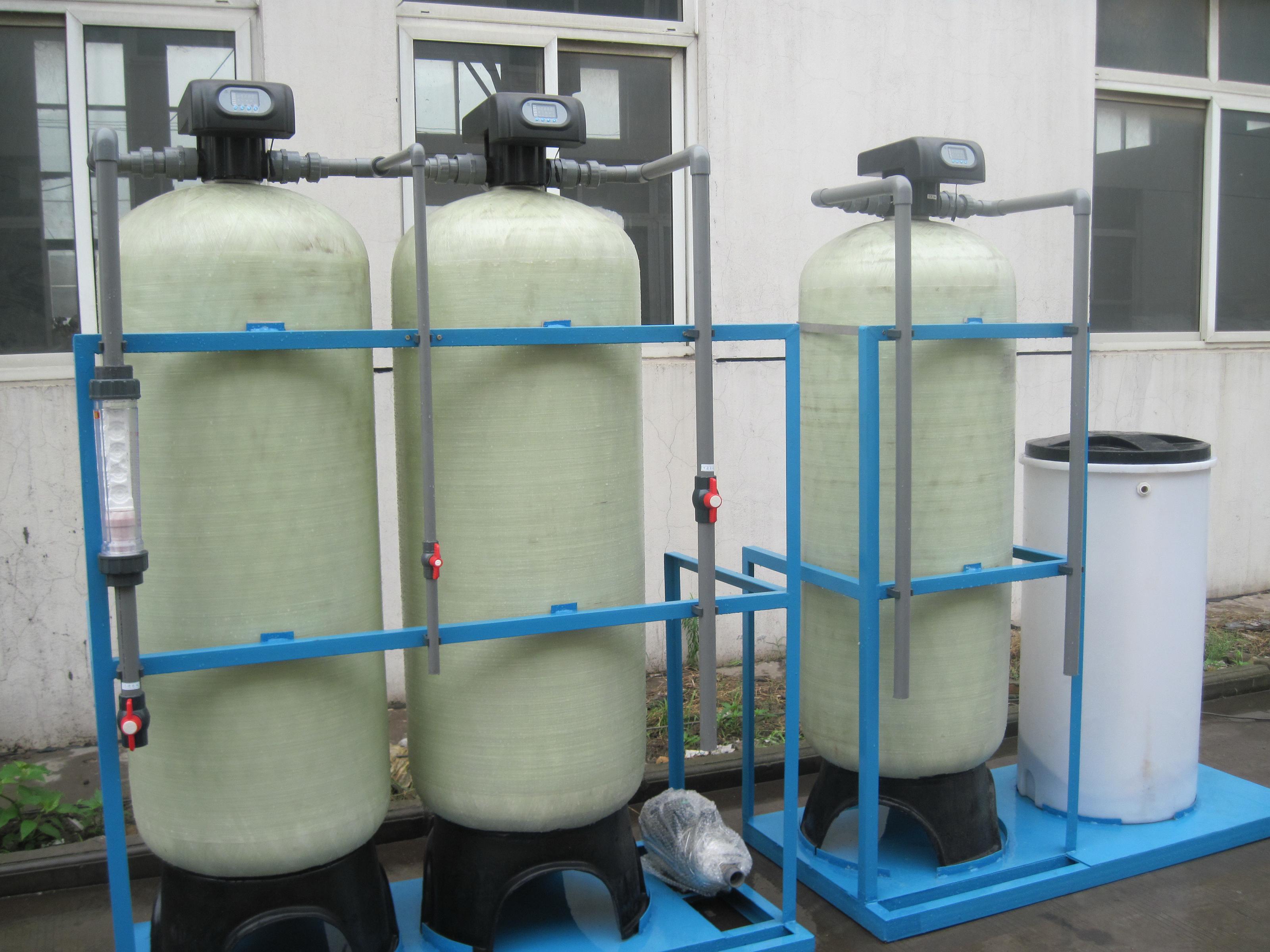 水软化设备，是指降低水硬度的设备，主要除祛水中的钙、镁离子
