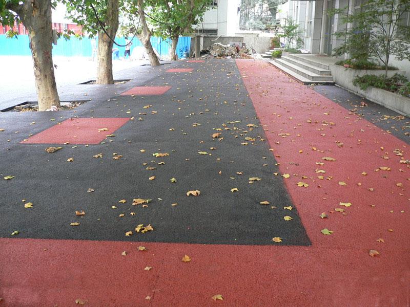学校休闲步道铺彩色透水混泥土路面----排水快，生态又环保