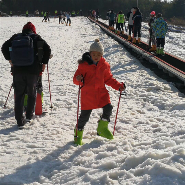 滑雪场魔毯传送带 各大景区戏雪场人员输送设备魔毯注意事项