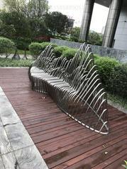 青島不銹鋼抽象座椅雕塑 商業街椅子雕塑設計制作工廠