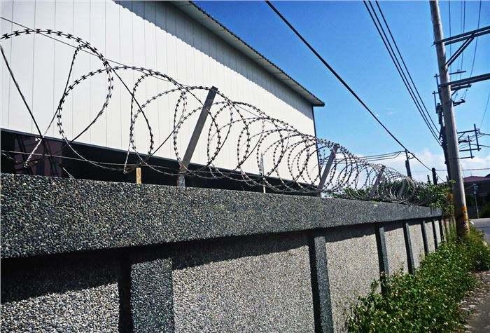 小区围墙围栏用什么防爬防盗，刀片刺网刀刺滚笼