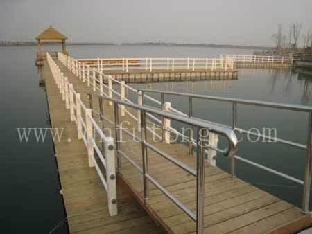 旗华浮筒在临汾汾河公园搭建了一个水上浮桥