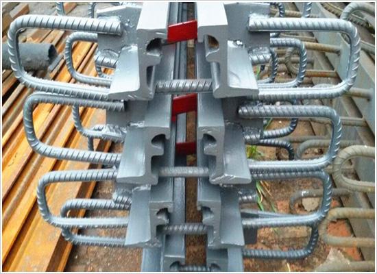 单元式多项变位梳齿钢板桥梁伸缩缝