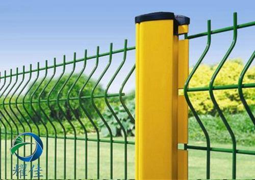 桃型柱护栏网 折弯护栏网价格适中、安装简便-耀佳丝网