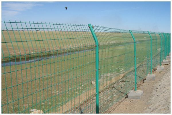 绿色清新美观双边丝公路护栏网