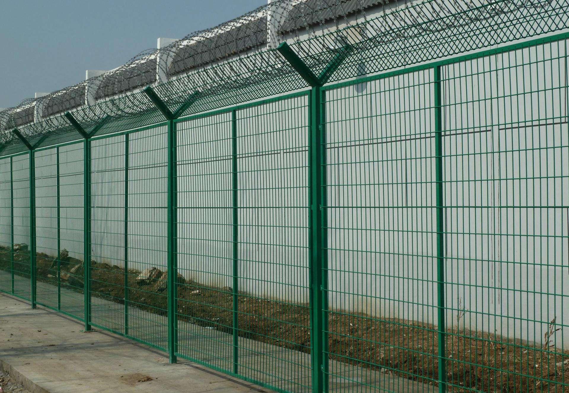 贵州场地护栏网、镀塑隔离边框护栏网