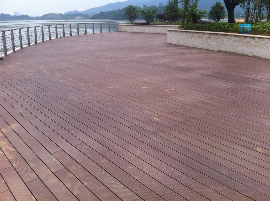 河南洛阳塑木地板供应商厂家生产实心压花带防滑槽木塑栈道