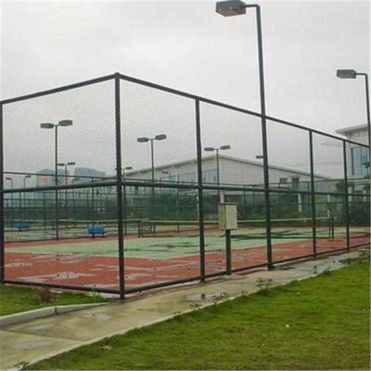 篮球场围网 足球场护栏网 勾花网围栏网 。