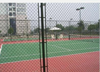 篮球场围网 足球场护栏网 勾花网围栏网 。