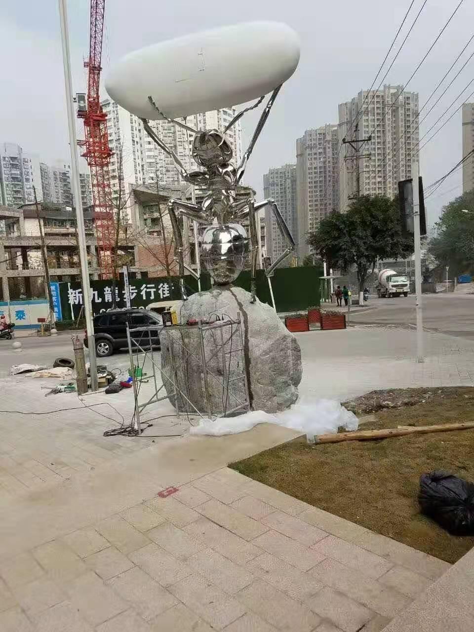 ​安徽城市环境艺术 不锈钢蚂蚁搬石头雕塑摆件