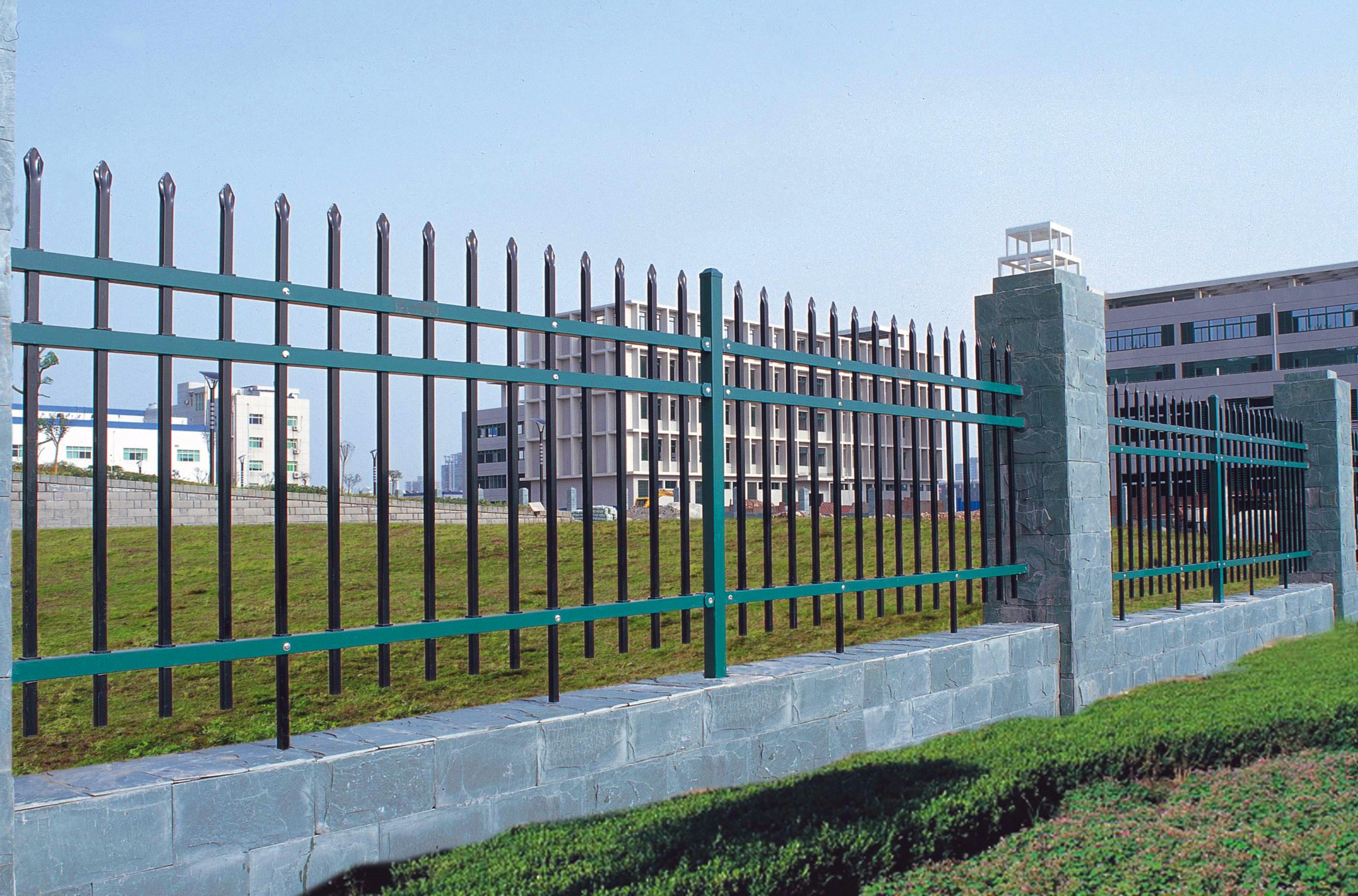 现货销售 北京围墙锌钢护栏 绿地草坪蓝白围栏 学校操场铁艺栅栏