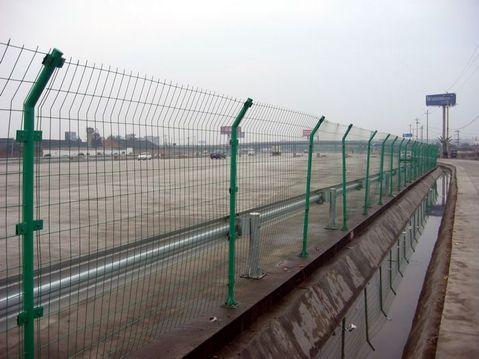 供应浸塑公路双边护栏网 涂塑绿色护栏网