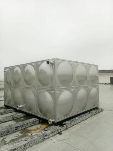 柳州不锈钢方形水箱价格表，方形消防水箱厂家直销，焊接式保温水箱合同