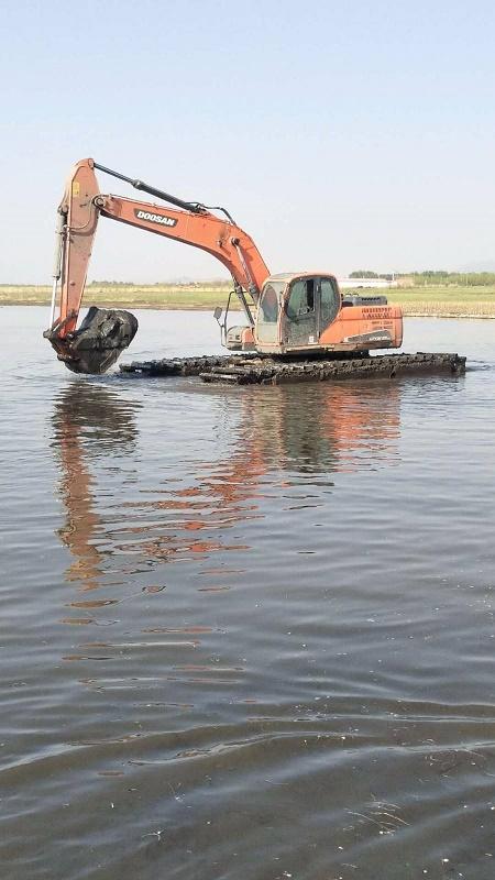 广西梧州附近水陆挖掘机出租河道清淤施工