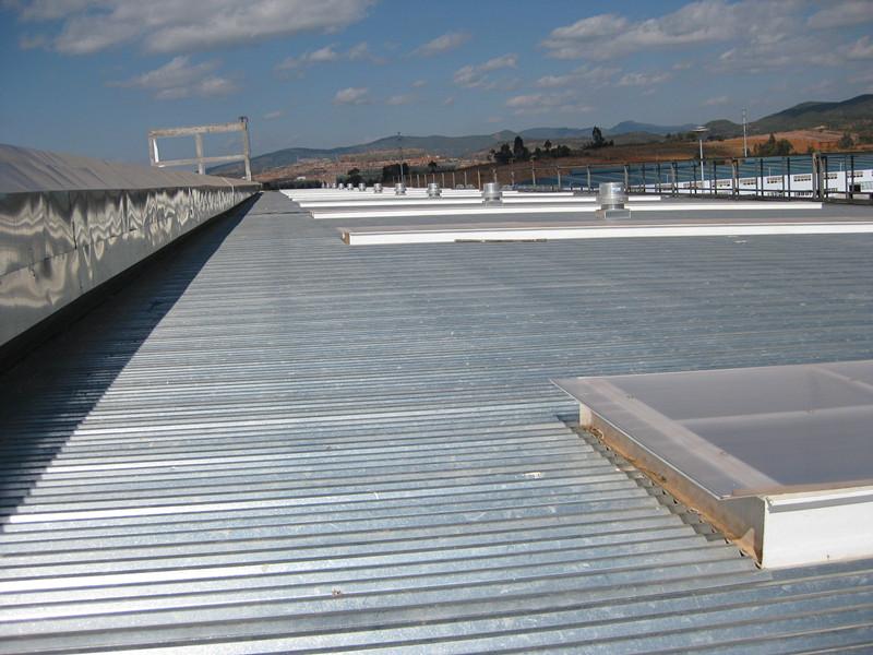 承揽轻钢屋面、彩钢屋面、厂房防水保温工程施工，包工包料
