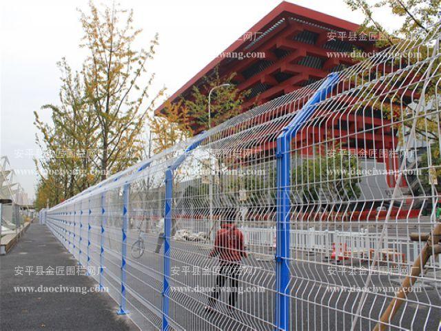 新型网片护栏---安平县金匠围栏网厂